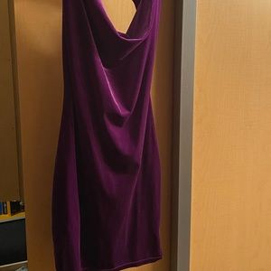 Velvet mini dress. Purple. Cut out in the back. Zip up with small clip.